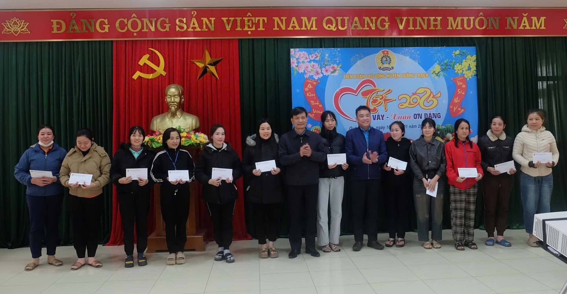 Hundreds of gifts were given to union members and workers in Quang Binh. Photo: Nguyen Hanh