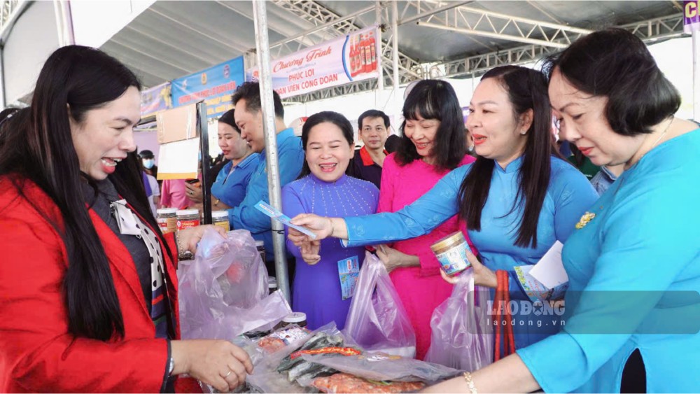 20 gian hang voi nhieu mat hang da dang phuc vu cho doan vien, NLD mua sam Tet. Anh: Nguyen Anh