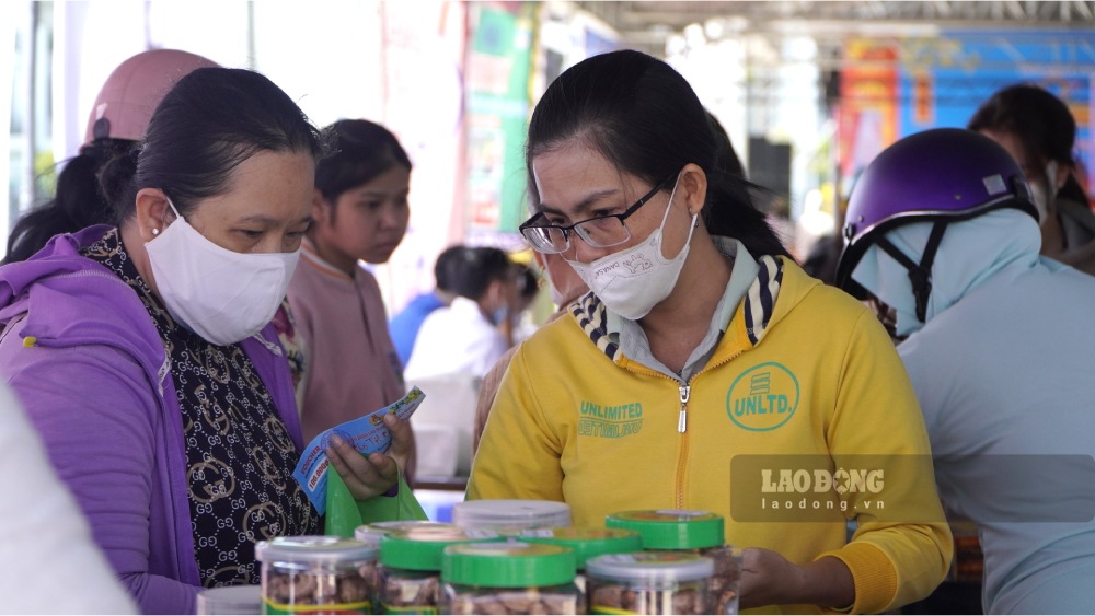 Union members and workers in Kien Giang shop at the Trade Union Tet Market. Photo: Nguyen Anh