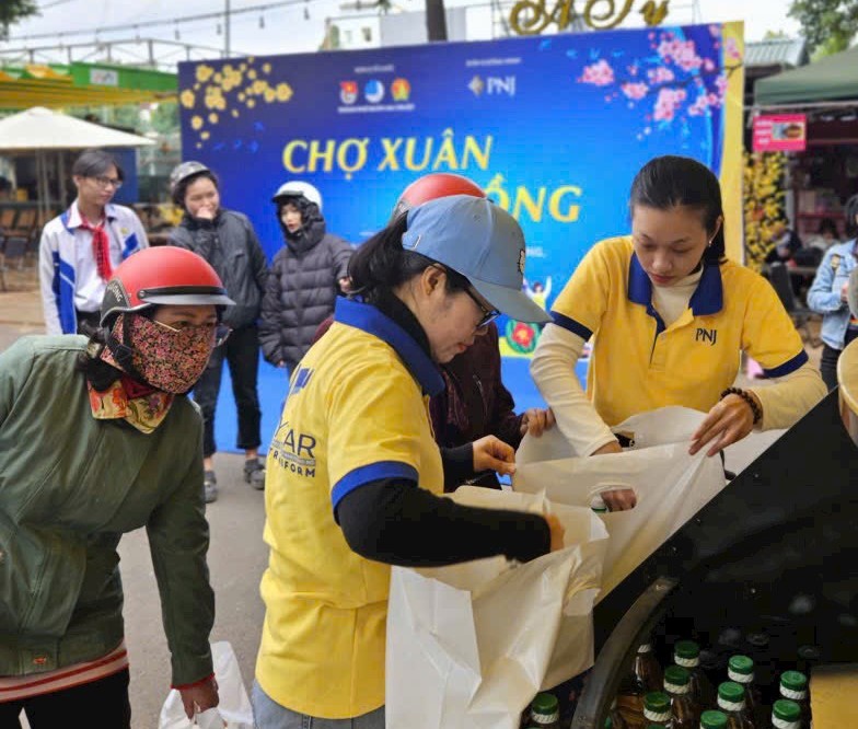 Free gifts are arranged for poor people in Buon Ma Thuot city, Dak Lak province. Photo: Bao Trung