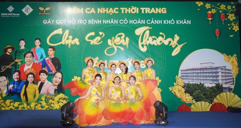 Nhan vien y te Benh vien Da khoa Trung uong Can Tho phuc vu tiet muc van nghe, dem loi ca, tieng hat, dieu mua phuc vu ba con. Anh: BVCC. 