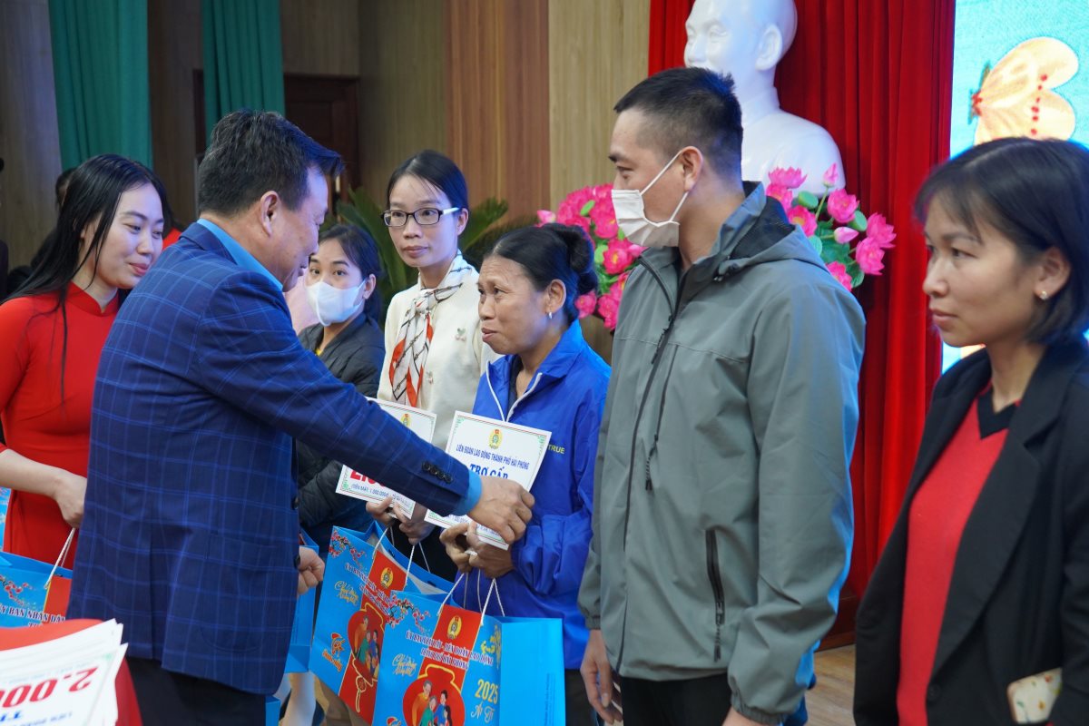 Representatives of the Hai Phong City Labor Federation presented subsidies and Tet gifts to disadvantaged workers in Thuy Nguyen City. Photo: Mai Dung