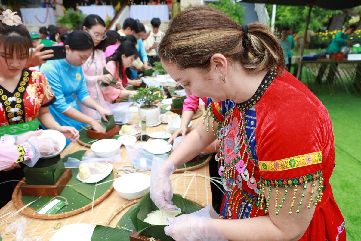 Cho nep vao khuon banh. Anh: Duy Tuan 