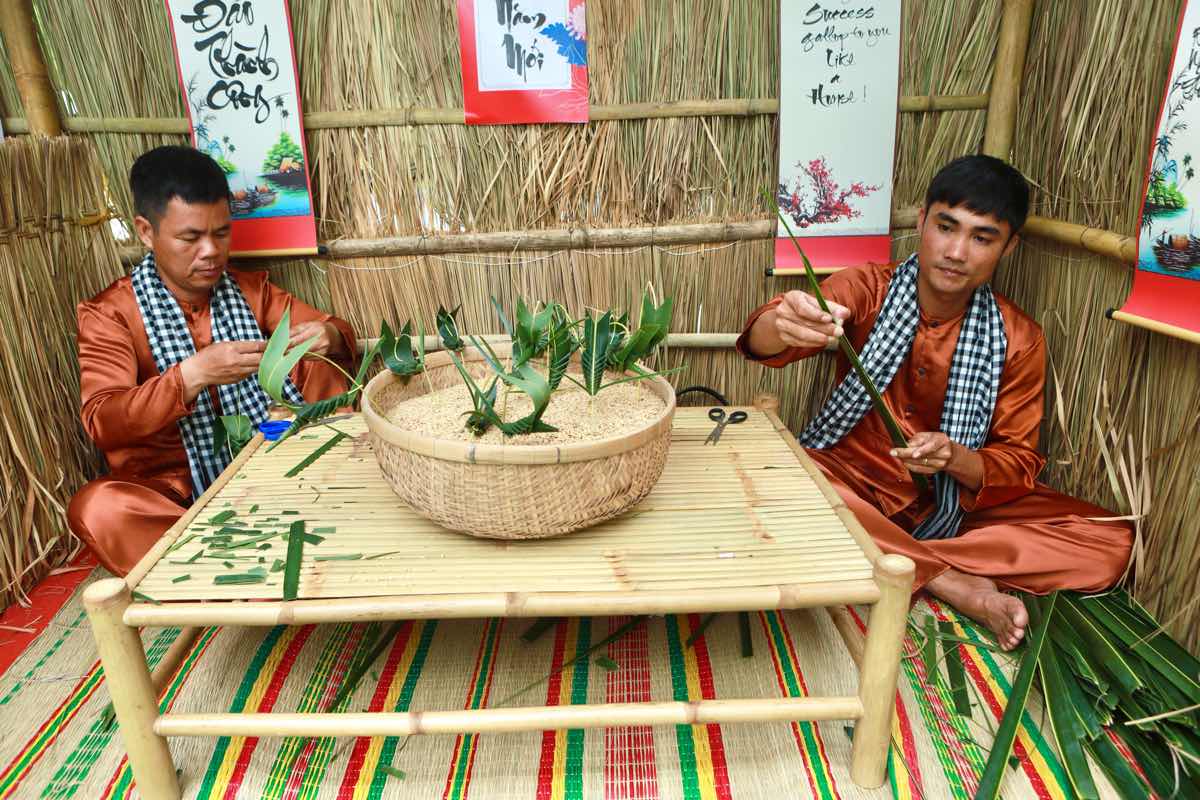 Cac gian hang tai hien khong gian Tet xua. Anh: Duy Tuan 