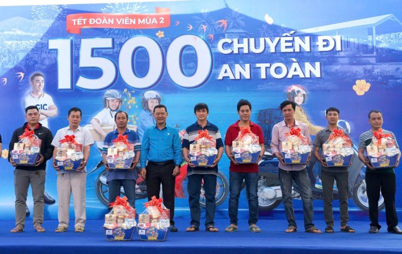 Leaders of the Ho Chi Minh City Trade Union Social Work Center presented gifts to workers and laborers in especially difficult circumstances. Photo: Duc Long