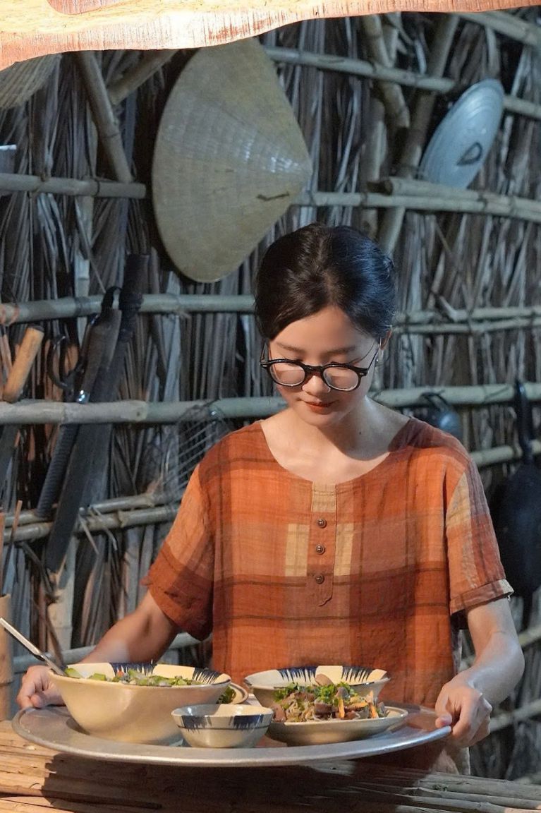 Kieu Giang learns from "country fairy" Ly Tu That to build the culinary channel "So lo mo". Photo: Character provided