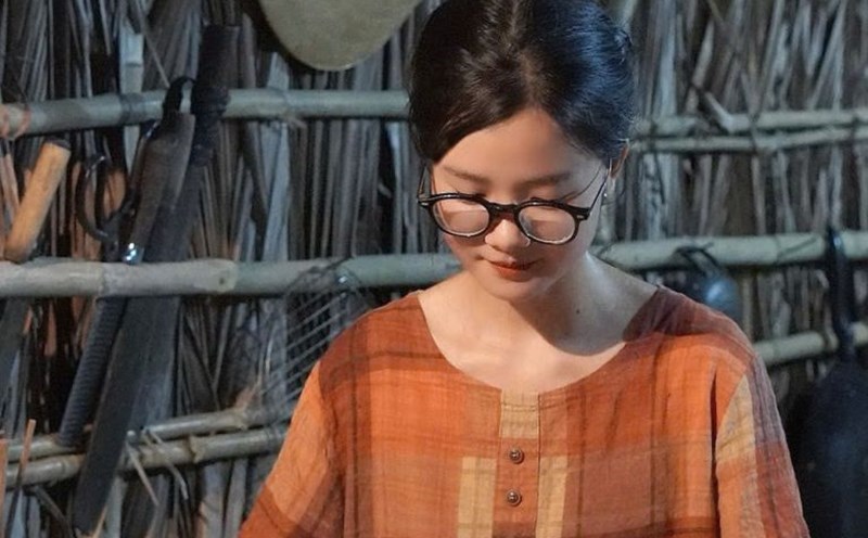 Kieu Giang learns from "country fairy" Ly Tu That to build the culinary channel "So lo mo". Photo: Character provided