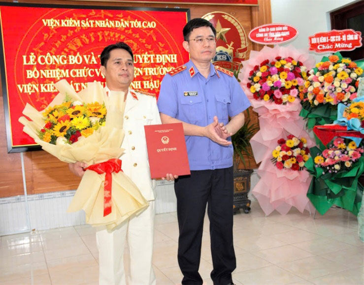 Mr. Nguyen Duc Thai presented the Decision to appoint Deputy Chief Prosecutor of Hau Giang Provincial People's Procuracy to Mr. Pham Chi Lang. Photo: Supreme People's Procuracy