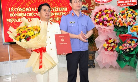Ông Nguyễn Đức Thái trao Quyết định bổ nhiệm Phó Viện trưởng VKSND tỉnh Hậu Giang cho ông Phạm Chi Lăng. Ảnh: Viện KSND Tối cao