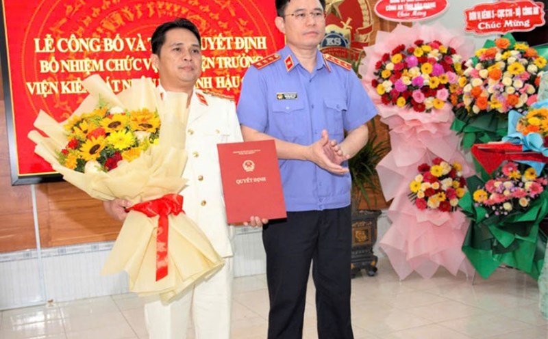 Mr. Nguyen Duc Thai presented the Decision to appoint Deputy Chief Prosecutor of Hau Giang Provincial People's Procuracy to Mr. Pham Chi Lang. Photo: Supreme People's Procuracy