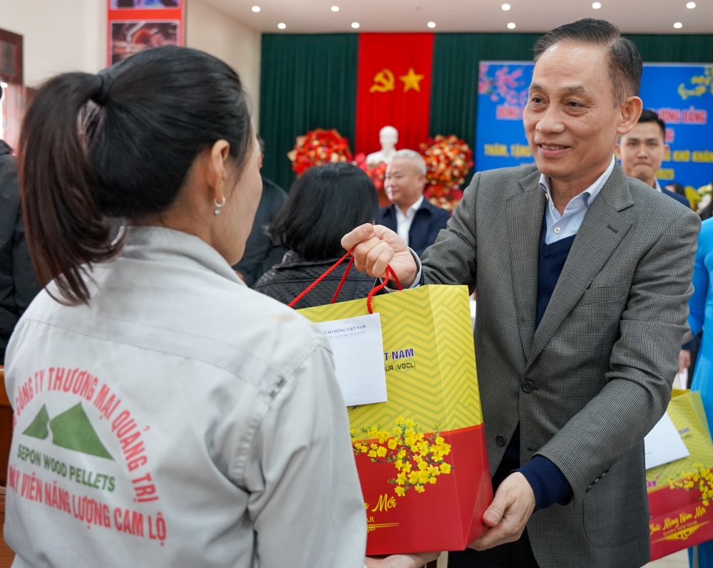 Party Central Committee Secretary, Head of Central Commission for External Relations Le Hoai Trung presents gifts to union members and workers in difficult circumstances in Quang Tri. Photo: Nguyen Luan