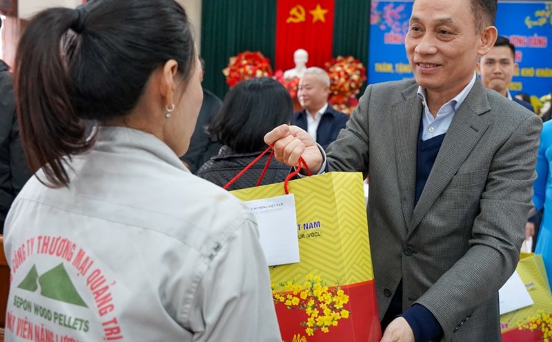 Party Central Committee Secretary, Head of Central Commission for External Relations Le Hoai Trung presents gifts to union members and workers in difficult circumstances in Quang Tri. Photo: Nguyen Luan