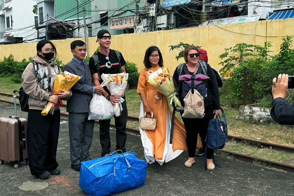 Binh Dinh Department of Tourism organized to welcome the first visitors to the province in 2025. Photo: Binh Dinh Department of Information and Communications