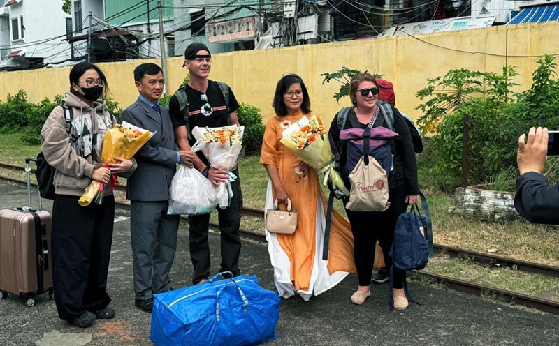 Binh Dinh Department of Tourism organized to welcome the first visitors to the province in 2025. Photo: Binh Dinh Department of Information and Communications