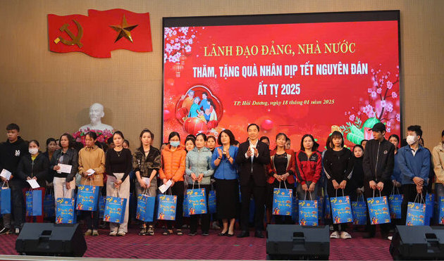Hai Duong City Labor Federation organized the program "Tet Sum Vay - 2025" with the theme "Spring of gratitude to the Party". Photo: Mai Huong