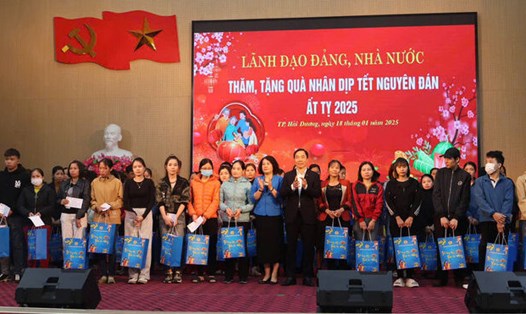 LĐLĐ TP Hải Dương tổ chức chương trình “Tết Sum vầy - năm 2025” với chủ đề “Xuân ơn Đảng”. Ảnh: Mai Hương