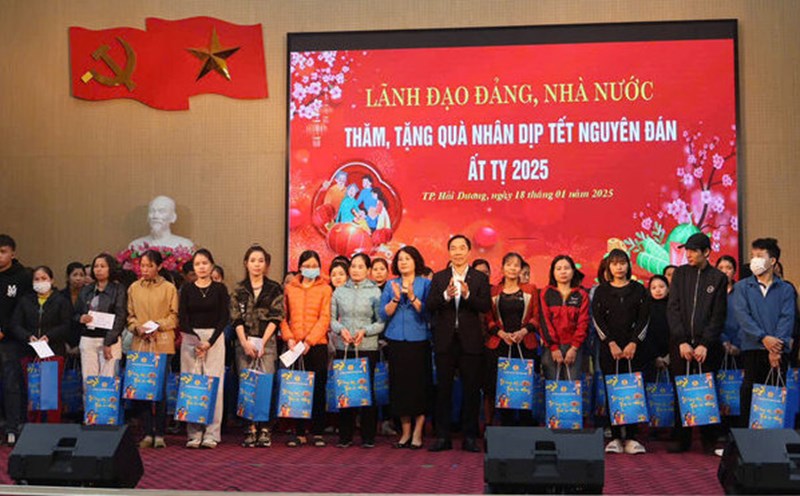Hai Duong City Labor Federation organized the program "Tet Sum Vay - 2025" with the theme "Spring of gratitude to the Party". Photo: Mai Huong