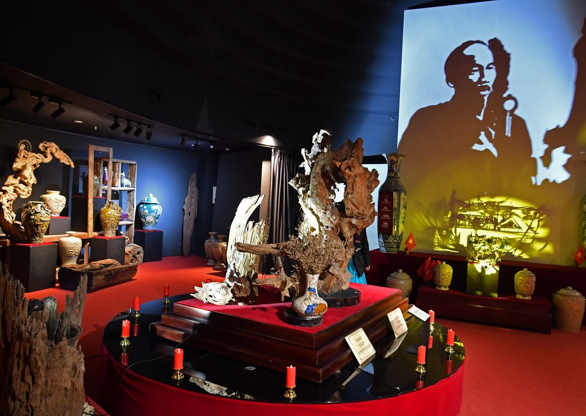 President Ho Chi Minh read the Declaration of Independence giving birth to the Democratic Republic of Vietnam in the work "Pride of Vietnam".