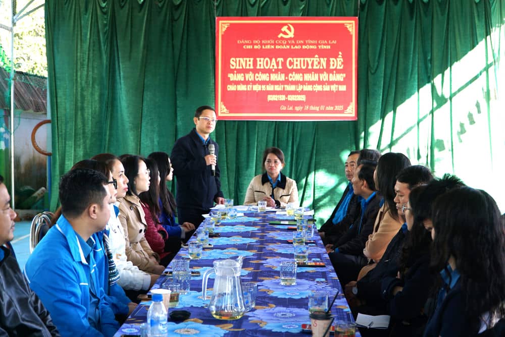 Gia Lai Provincial Labor Federation Party Cell organizes a thematic meeting in Bau Can commune. Photo: Thanh Tuan