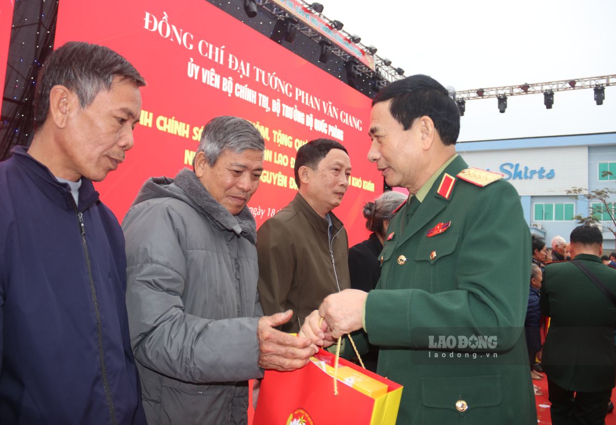 General Phan Van Giang - Minister of National Defense visited and presented gifts to policy beneficiaries and workers in difficult circumstances in Nam Dinh province. Photo: Luong Ha