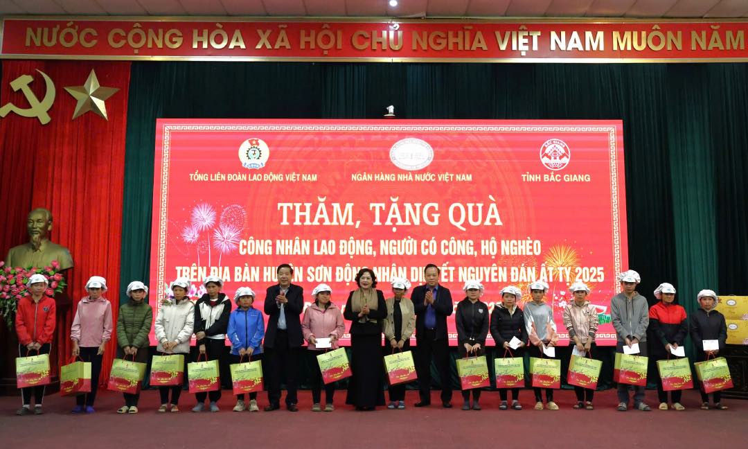 Governor of the State Bank of Vietnam Nguyen Thi Hong presents Tet gifts to workers. Photo: Quyet Chien
