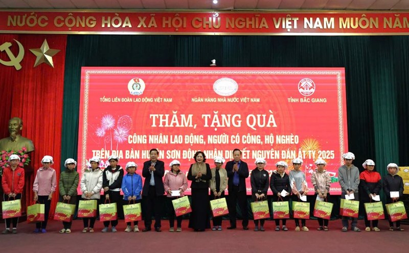 Governor of the State Bank of Vietnam Nguyen Thi Hong presents Tet gifts to workers. Photo: Quyet Chien