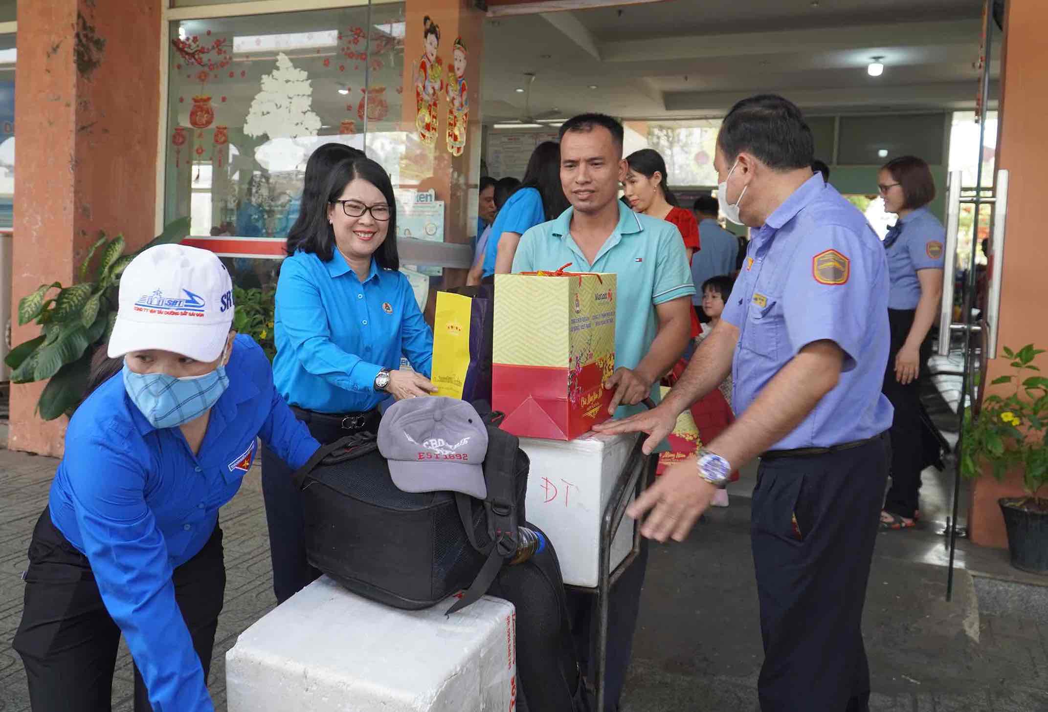 Chairwoman of Dong Nai Provincial Labor Federation Nguyen Thi Nhu Y sees workers off on the train to return home for Tet 2024. Photo: HAC