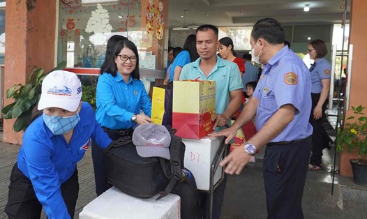 Chủ tịch LĐLĐ tỉnh Đồng Nai Nguyễn Thị Như Ý tiễn công nhân lên tàu về quê đón Tết năm 2024. Ảnh: HAC