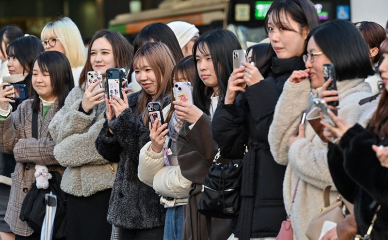 Every action a user takes on their mobile phone could become data for big companies to train AI. Photo: AFP