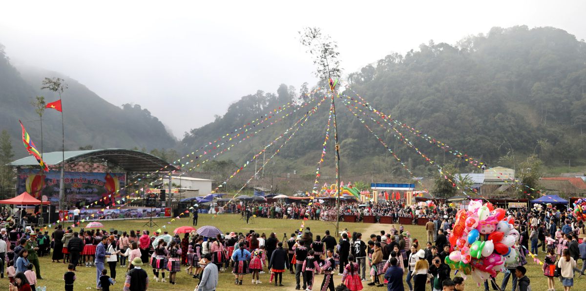 The bustling scene of the Gau Tao festival in Mong village in Hang Kia - Pa Co communes, Mai Chau district, Hoa Binh province.
