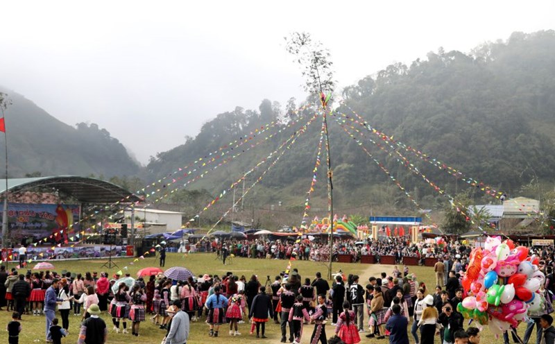 The bustling scene of the Gau Tao festival in Mong village in Hang Kia - Pa Co communes, Mai Chau district, Hoa Binh province.