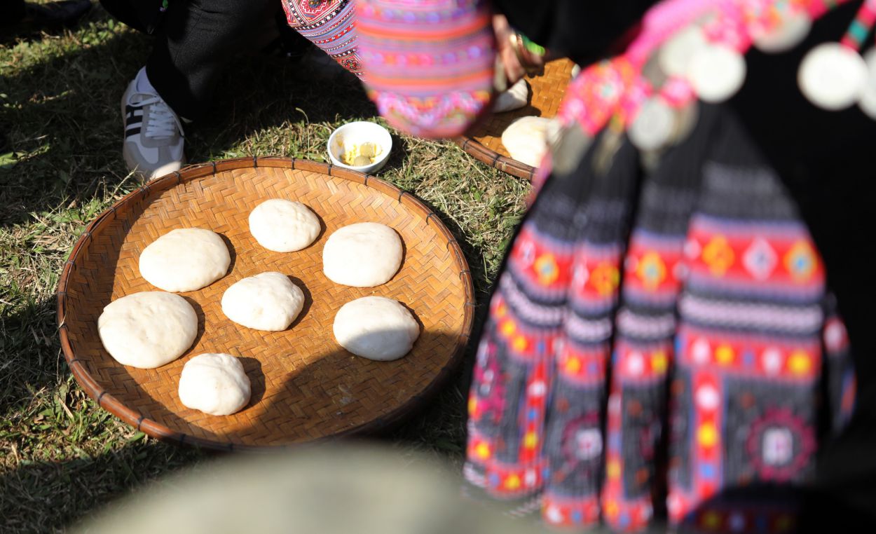 San pham banh day cua cac co gai nguoi H'Mong lam ra trong le hoi Gau Tao.