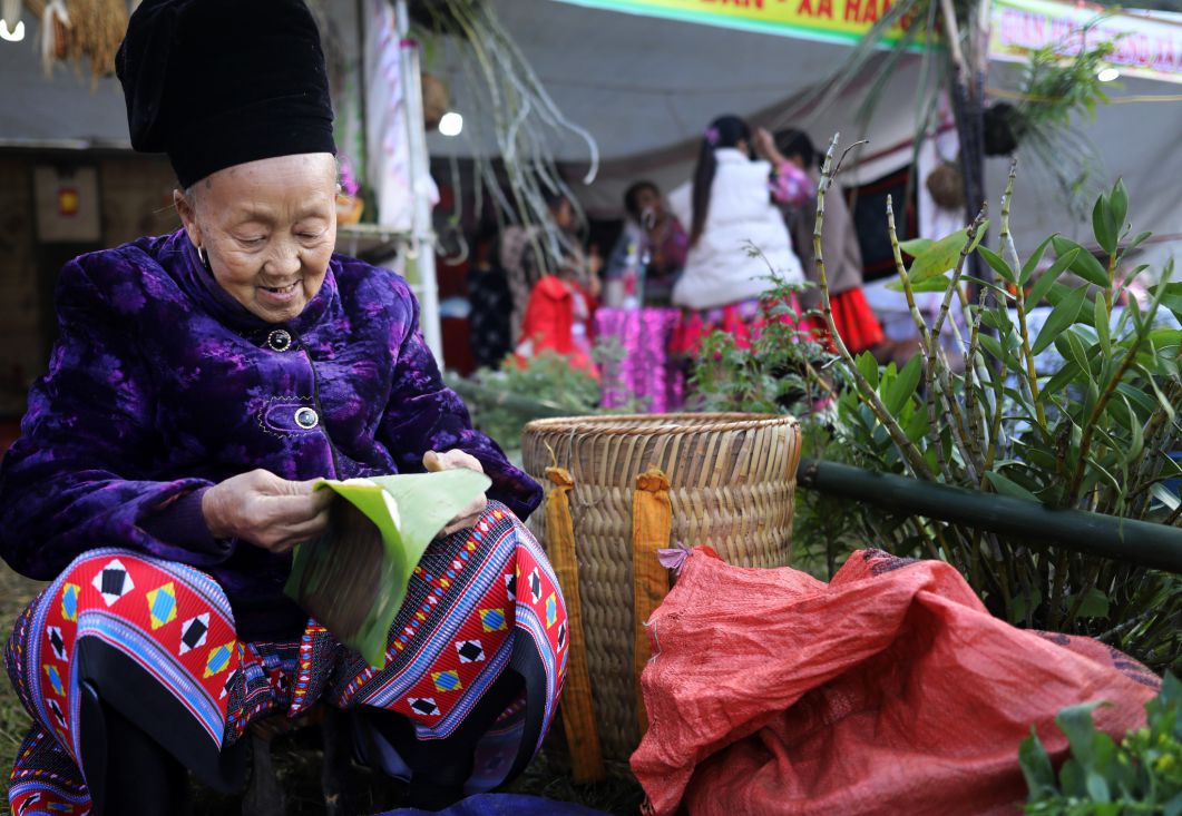 Cac cao nien trong ban Mong cung thi nhau lam banh day.