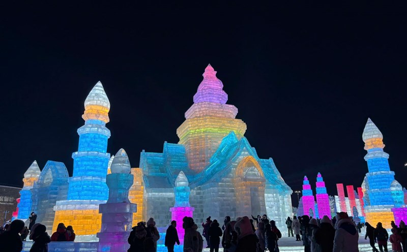 The magical world of ice and snow at night in Harbin. Photo: Ninh Linh