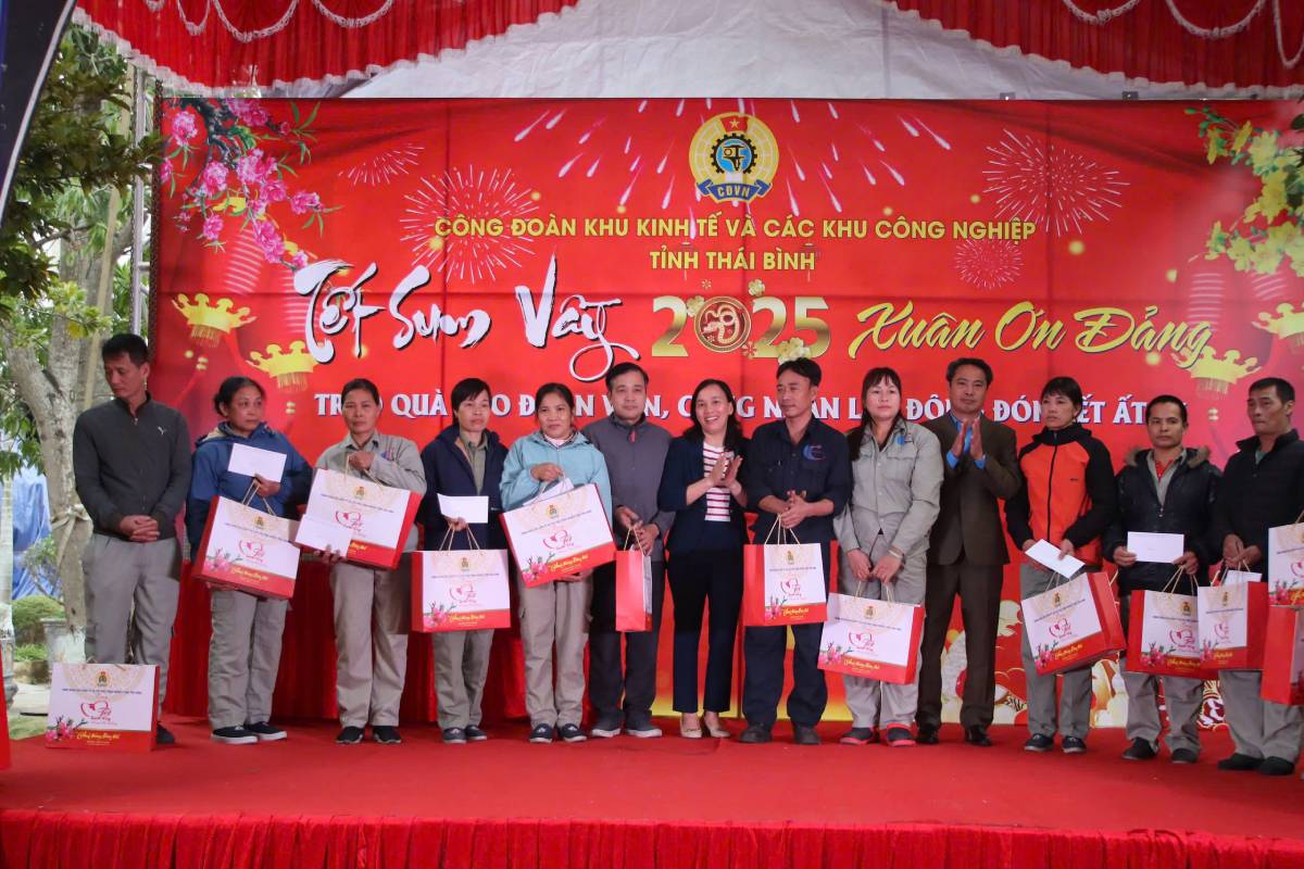 Leaders of Thai Binh Provincial Labor Federation, Economic Zone and Industrial Zone Trade Unions of the province presented Tet gifts to union members and workers. Photo: Ba Manh