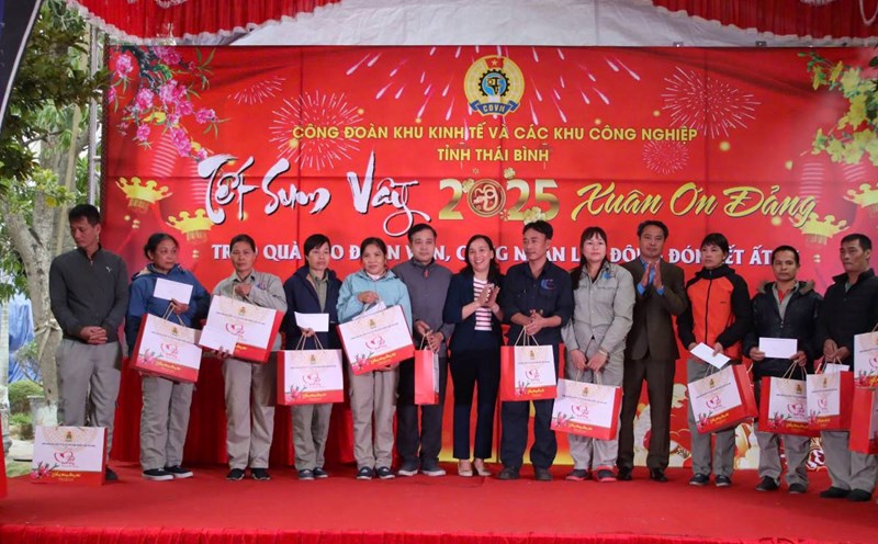 Leaders of Thai Binh Provincial Labor Federation, Economic Zone and Industrial Zone Trade Unions of the province presented Tet gifts to union members and workers. Photo: Ba Manh