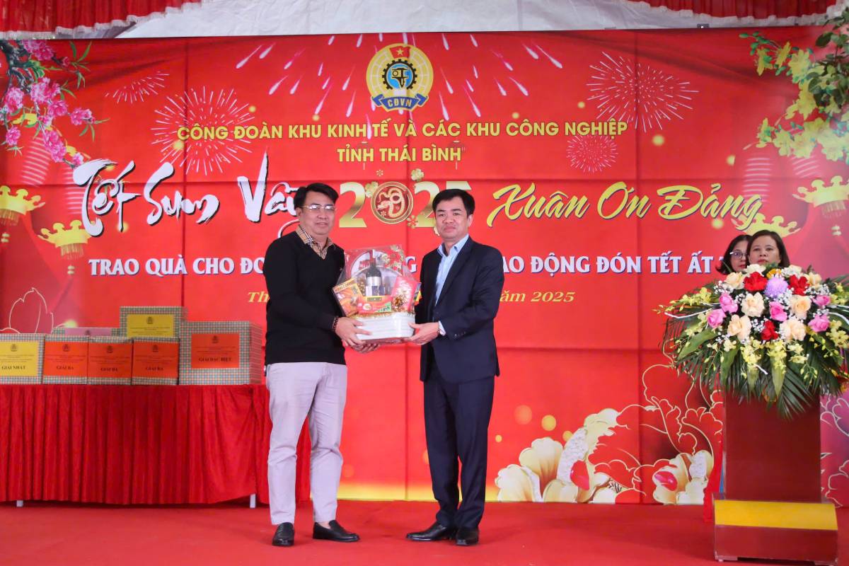 Chu tich Lien doan Lao dong tinh Thai Binh Bui Xuan Vinh (ben phai) trao qua chuc Tet doanh nghiep. Anh: Ba Manh