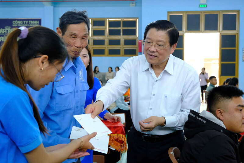Member of the Politburo, Secretary of the Party Central Committee, Head of the Central Internal Affairs Commission - Phan Dinh Trac presents Tet gifts to workers in Lam Dong. Photo: Ngoc Nga