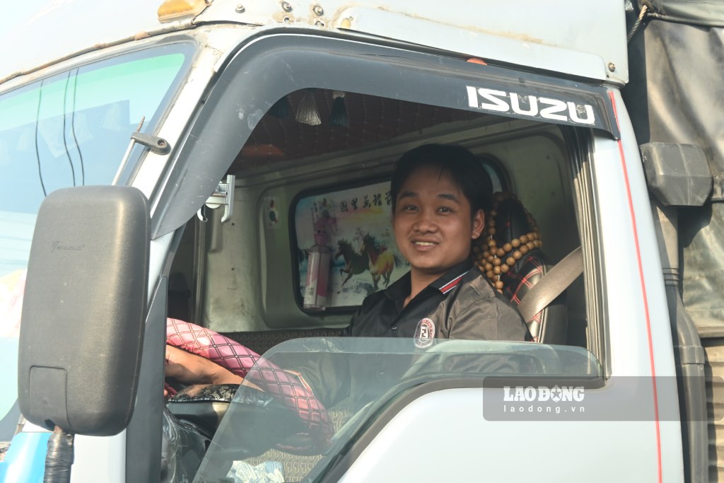 Anh Nguyen Tuan Kiet (ngu tinh Vinh Long) cho biet, anh di chuyen tu huyen Cho Lach (tinh Ben Tre) qua tinh Vinh Long de mua hoa – kieng, nhung gap canh ket xe keo dai khien anh rat ngao ngan. “Pha Dinh Khao la tuyen giao thong huyet mach noi Vinh Long va huyen Cho Lach, tinh Ben Tre. Thoi diem can Tet la luc cac tai xe xe tai qua Cho Lach (tinh Ben Tre) de van chuyen hoa, cay kieng va trai cay cung cap cho cac tinh, thanh nhu Can Tho, Hau Giang, Ca Mau, Kien Giang. Toi phai mat 2 gio dong ho moi qua duoc pha,” anh Kiet chia se.