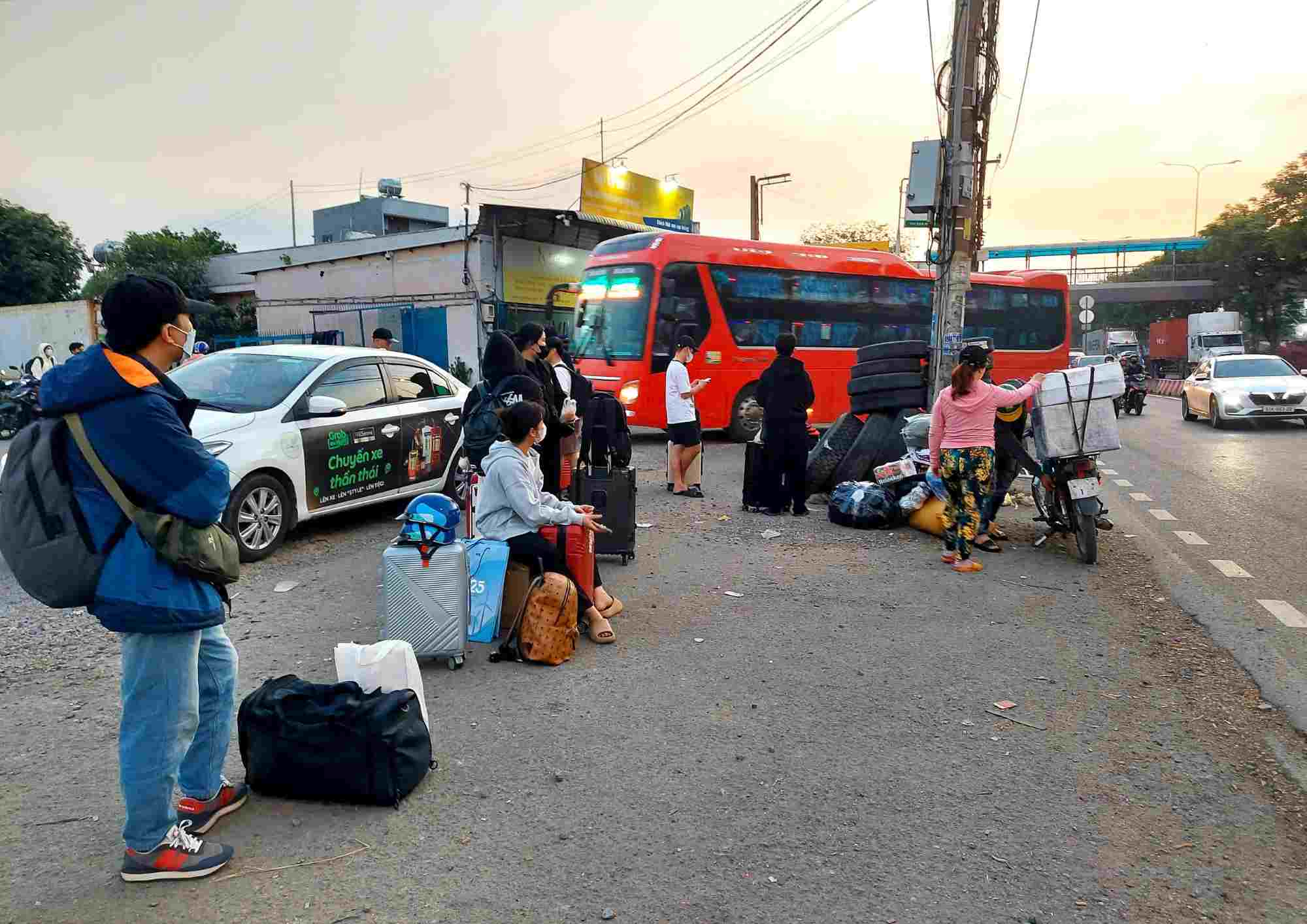 People waiting for buses on National Highway 1, near Go Dua overpass (Thu Duc City). Photo: Minh Quan