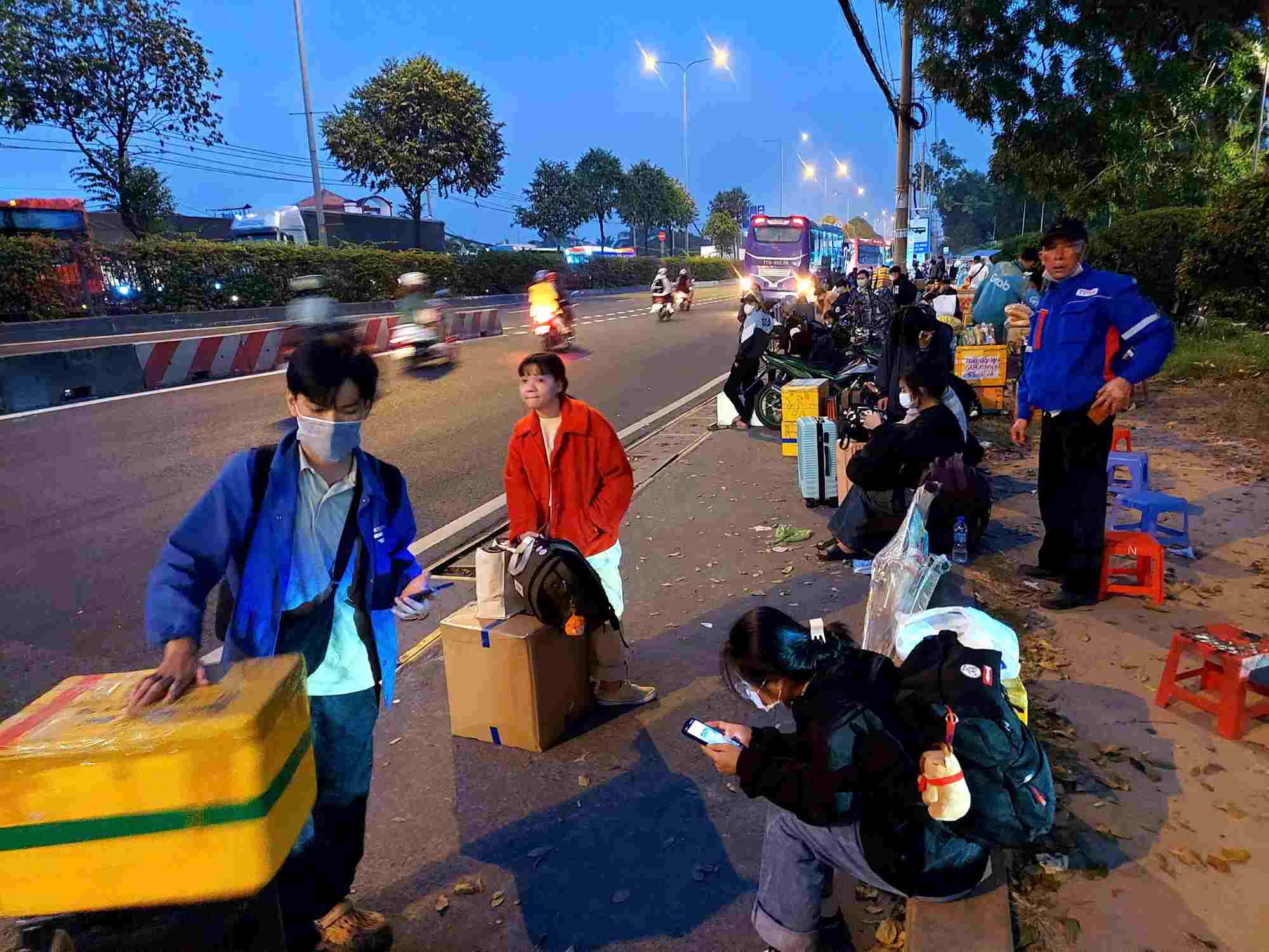 Nguoi dan cho don xe tren Quoc lo 1, doan gan nga tu Linh Xuan.  Anh: Minh Quan