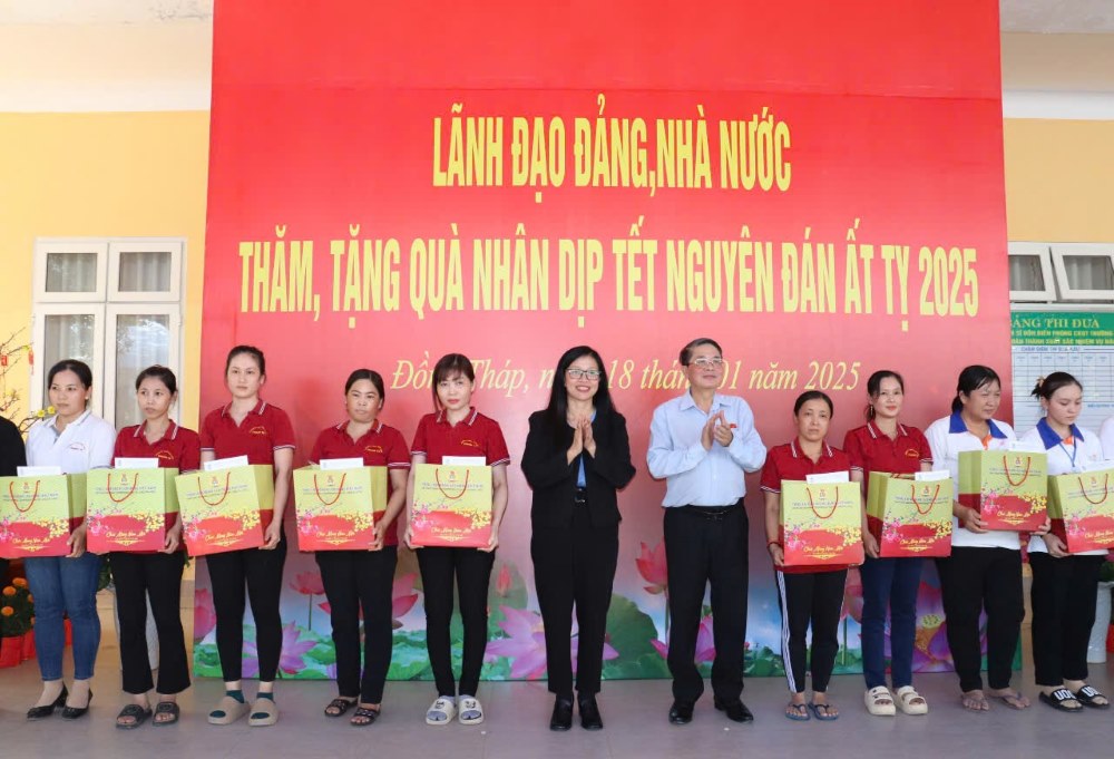 Dong chi Nguyen Duc Hai -  Pho Chu tich Quoc hoi va dong chi  Nguyen Thi Kim Tuyen, Uy vien Ban Thuong vu Tinh uy, Pho Chu tich Hoi dong nhan dan tinh trao tang qua cho cong nhan lao dong co hoan canh kho khan. Anh: Luu Hung  