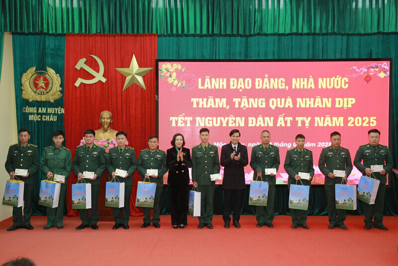The Vice Chairman of the National Assembly and the delegation visited and presented gifts in Moc Chau district, Son La province. Photo: Huy Thanh