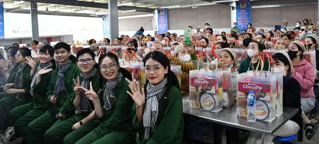 420 union members and workers in difficult circumstances of B&D Lingerie Vietnam Co., Ltd. received support from Binh Dinh Economic Union to celebrate Tet. Photo: Xuan Nhan.