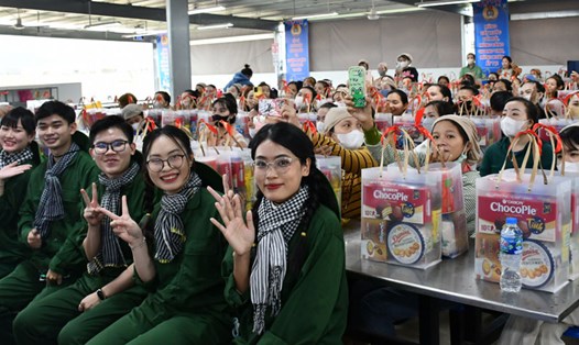 420 đoàn viên, người lao động khó khăn của Công ty TNHH B&D Lingerie Việt Nam được CĐKKT Bình Định hỗ trợ đón Tết. Ảnh: Xuân Nhàn.