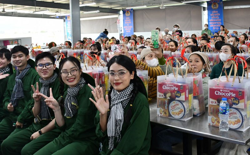 420 union members and workers in difficult circumstances of B&D Lingerie Vietnam Co., Ltd. received support from Binh Dinh Economic Union to celebrate Tet. Photo: Xuan Nhan.