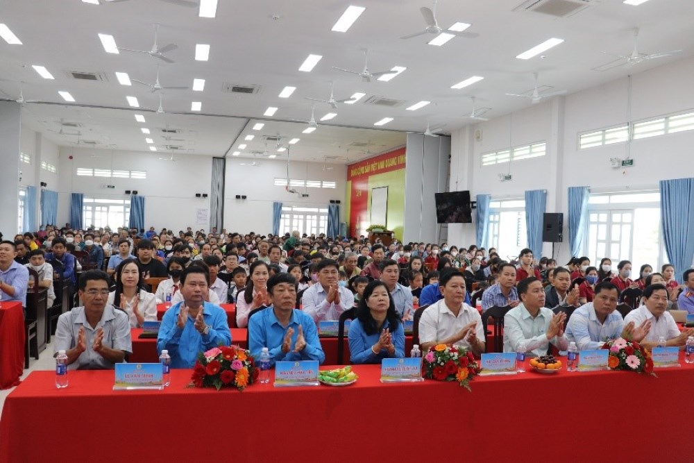 Dong chi Huynh Thi Tuyet Vui - Tinh uy vien, Chu tich LDLD tinh (thu 5 tu trai sang) tham du chuong trinh. Anh: Luu Hung