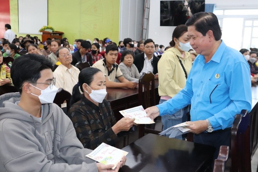 Dong chi Le Xuan Truong - Chu tich Cong doan Vien chuc Tinh trao qua Tet cho doan vien, nguoi lao dong co hoan canh kho khan tai chuong trinh. Anh: Luu Hung