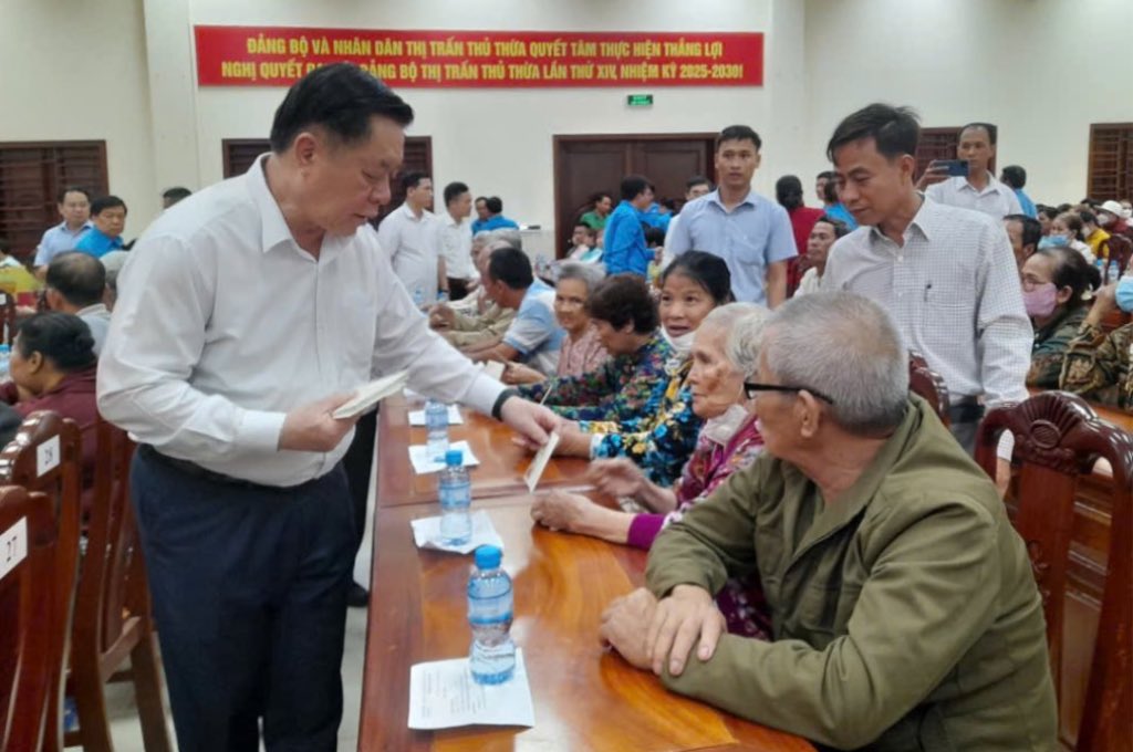  Ong Nguyen Trong Nghia - Uy vien Bo Chinh tri, Bi thu Trung uong Dang, Truong ban Tuyen giao Trung uong da den tham, tang phan qua Tet cho