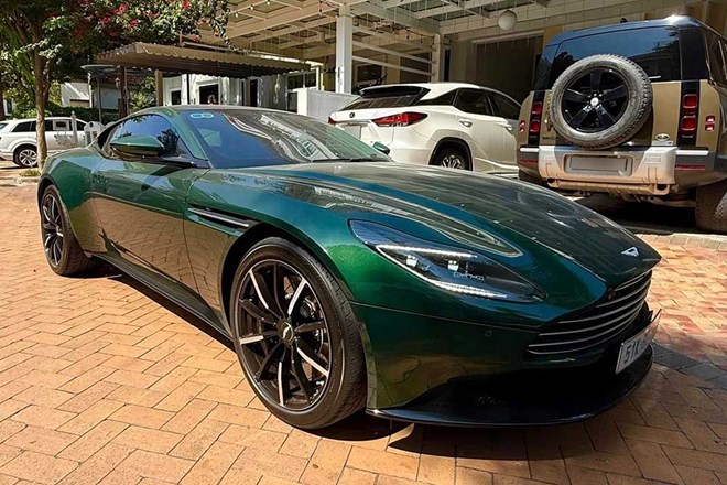 Chi tiết xe Aston Martin DB11 V8 mang màu lạ tại TPHCM